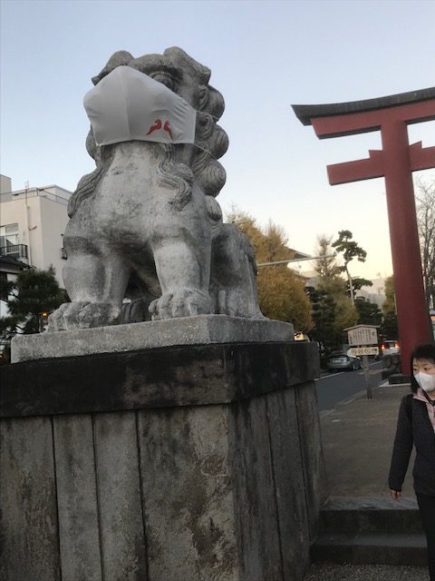 鶴岡八幡宮の獅子もコロナから感染を守るためにマスクをしています。